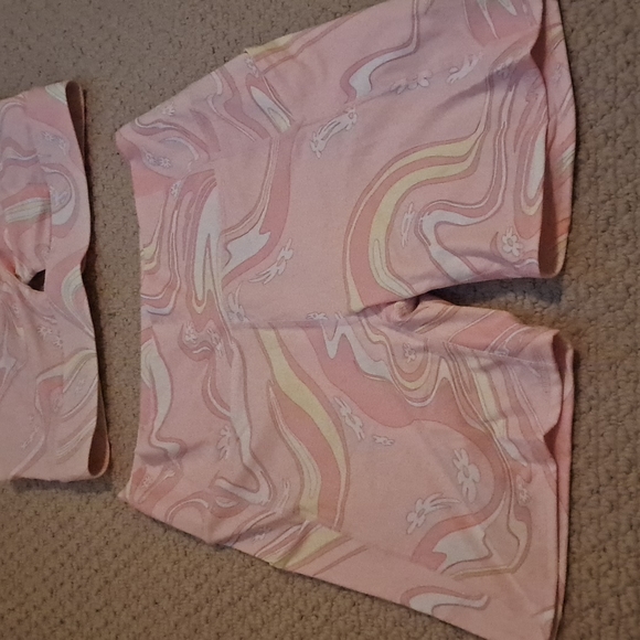 Fabletics; Oasis twist sports bra and pureluxe high waisted 6" shorts. Size L - Picture 3 of 8